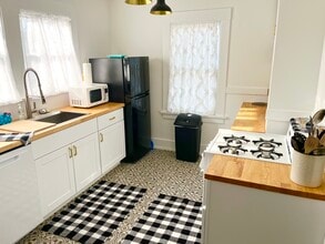 1122 9th St, Unit Petch Manor Apt. 2 in Eureka, CA - Foto de edificio - Building Photo