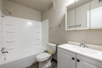 West Hills Apartments in Lawrence, KS - Building Photo - Interior Photo