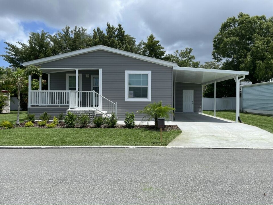 4300 E Bay Dr in Clearwater, FL - Building Photo