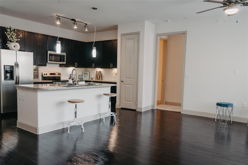 1301 Richmond Ave. in Houston, TX - Building Photo