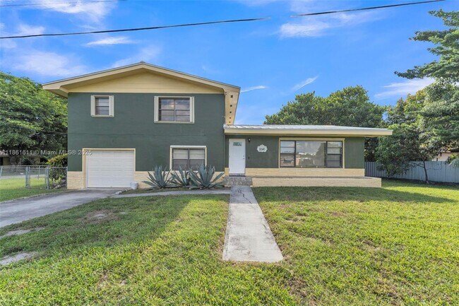 11141 NW 22nd Ct in Miami, FL - Building Photo - Building Photo