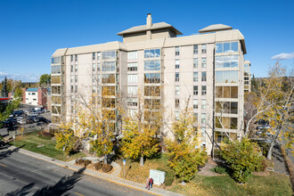 4555 Varsity Ln NW in Calgary, AB - Building Photo - Building Photo