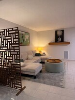 1221 Drew St, Unit 1221 Drew st apt C2 in Clearwater, FL - Building Photo
