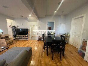 721 Parker St in Boston, MA - Foto de edificio - Building Photo