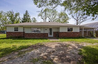 138 N B St in Centerton, AR - Building Photo