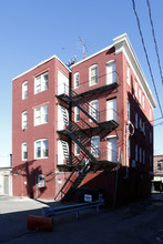 16 5th in Chelsea, MA - Foto de edificio - Building Photo