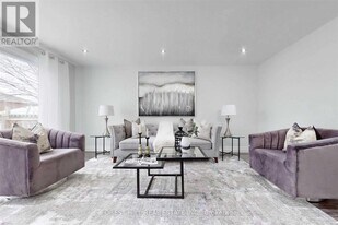 213 Hickling Trail in Barrie, ON - Building Photo