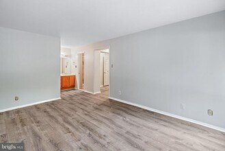 11401 Commonwealth Dr in Rockville, MD - Building Photo - Building Photo