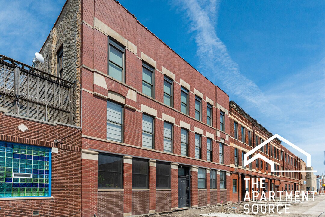 2120 W Grand Ave, Unit D in Chicago, IL - Building Photo