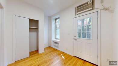 24 King St in New York, NY - Building Photo - Building Photo