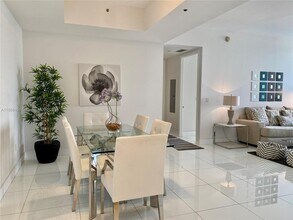15811 Collins Ave, Unit 1605 in North Miami Beach, FL - Foto de edificio - Building Photo