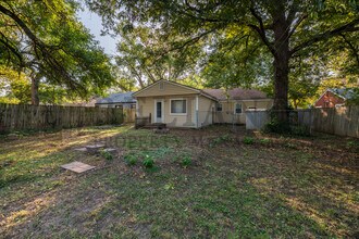 2046 N Burns Ave in Wichita, KS - Building Photo - Building Photo
