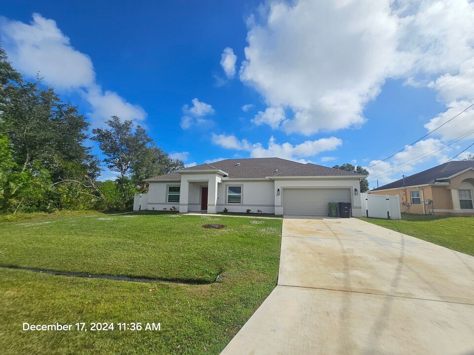 5211 NW W Piper Cir in Port St. Lucie, FL - Building Photo