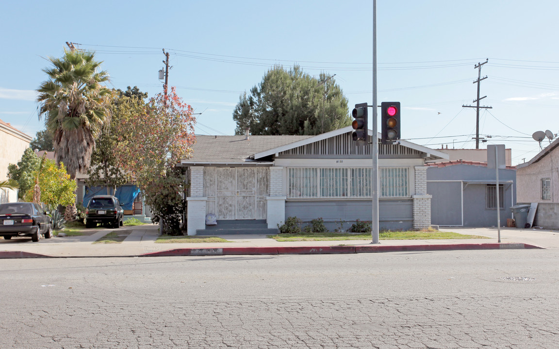 8128 Seville Ave in South Gate, CA - Foto de edificio