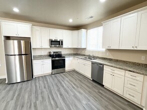 1353 Carlsbad Dr in Merced, CA - Building Photo - Building Photo