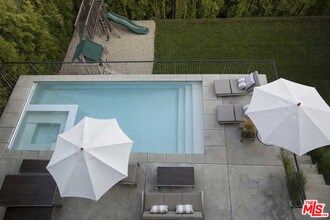 1456 Sunset Plaza Dr in Los Angeles, CA - Building Photo - Building Photo