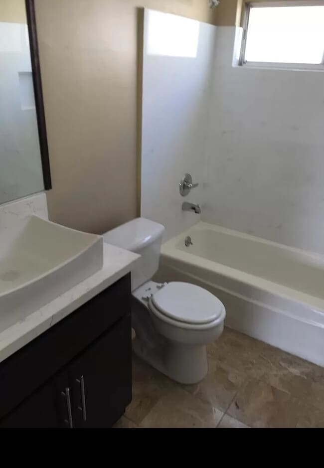 1062 S Corning St, Unit Upper in Los Angeles, CA - Building Photo - Building Photo