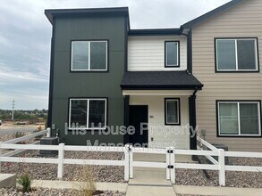 3960 Pinnacles Ct in Evans, CO - Building Photo - Building Photo