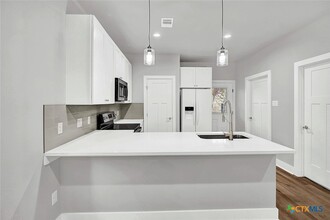 400 Shady Bluff Dr in Wimberley, TX - Building Photo - Building Photo