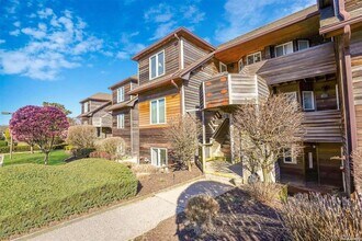 508 Fox Hill Dr in Calverton, NY - Building Photo - Building Photo