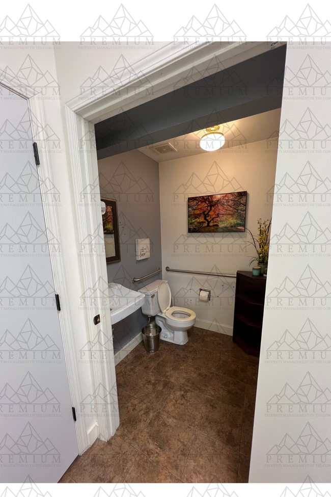 455 Wanapa St in Cascade Locks, OR - Foto de edificio - Building Photo