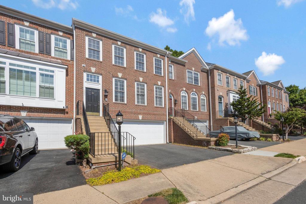 5587 Governors Pond Cir in Alexandria, VA - Building Photo