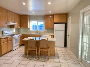 990 Jay Ave in Camarillo, CA - Building Photo - Building Photo
