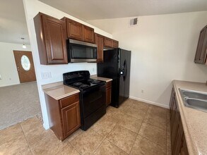 8 Berry Dr in Mascotte, FL - Building Photo - Building Photo