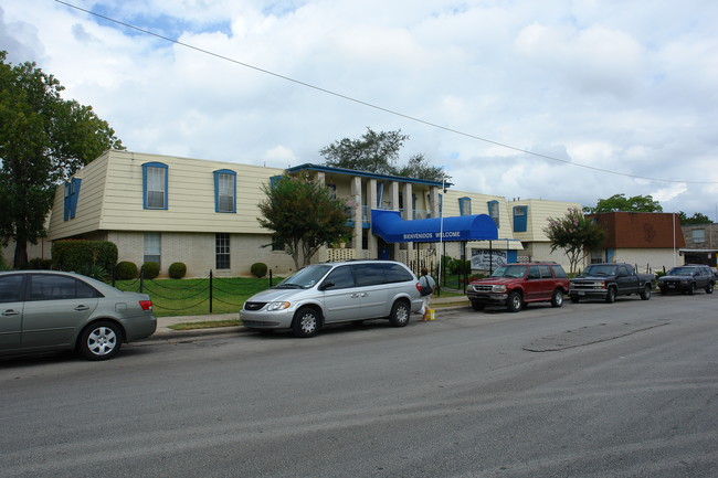 Alamo Apartments in San Antonio, TX - Building Photo - Building Photo