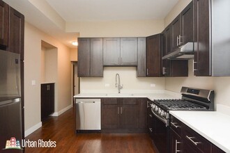 2637 W Potomac Ave, Unit M04B in Chicago, IL - Building Photo - Building Photo