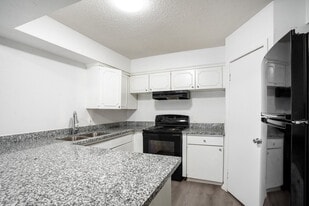 Leonora Square Apartments in Houston, TX - Building Photo