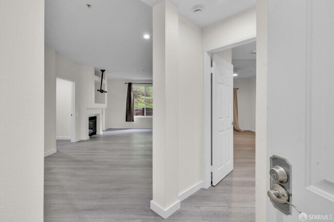 200 Caldecott Ln in Oakland, CA - Building Photo - Building Photo