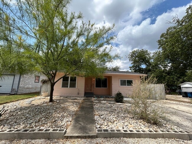737 N Central Ave in New Braunfels, TX - Building Photo - Building Photo