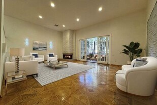 5279 Newcastle Ave in Los Angeles, CA - Building Photo