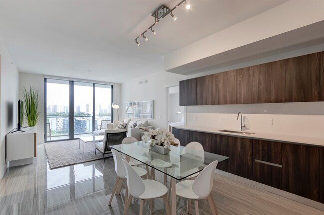 2960 NE 207th St, Unit 815 in Aventura, FL - Building Photo - Building Photo