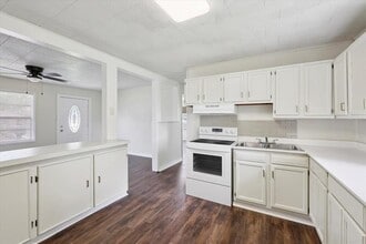3811 Dunn Ave in Groves, TX - Building Photo - Building Photo