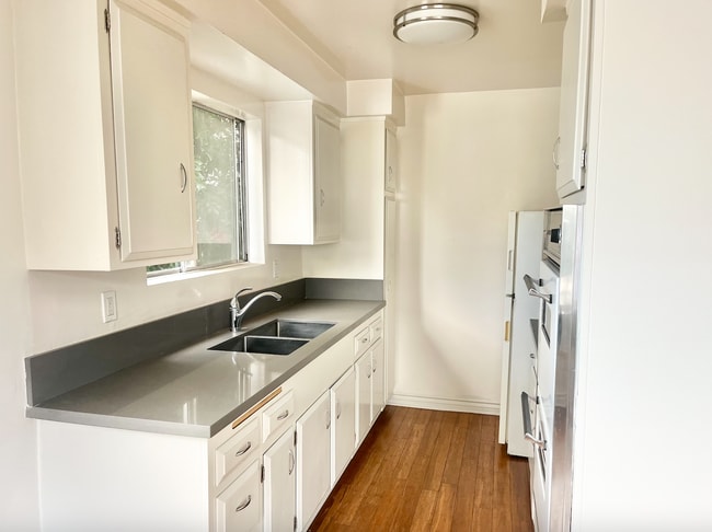 1036 N Crescent Heights Blvd in West Hollywood, CA - Building Photo - Building Photo