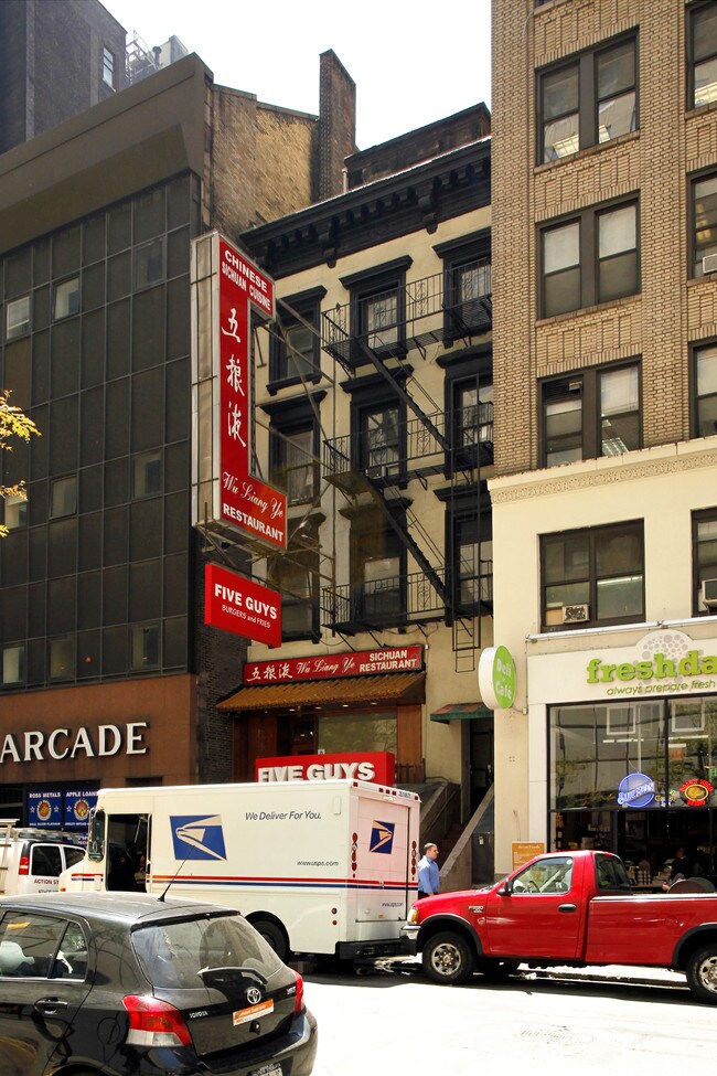 36 W 48th St in New York, NY - Building Photo - Building Photo
