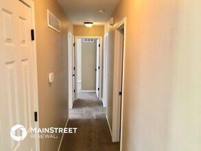 1613 NW Hilltop Ln in Grain Valley, MO - Foto de edificio - Building Photo