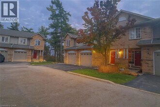 15 Bannister Ct in Cambridge, ON - Building Photo - Building Photo