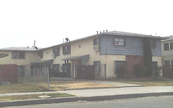 44330 Beech Ave in Lancaster, CA - Foto de edificio