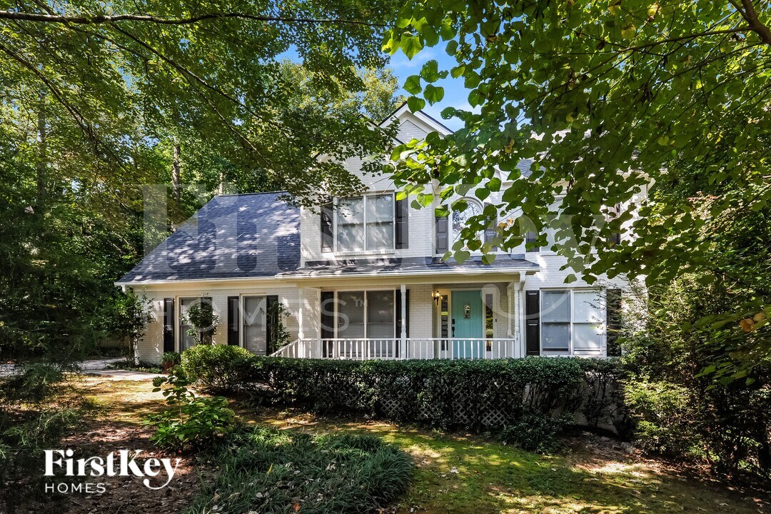 6713 Thornwood Ct in Flowery Branch, GA - Building Photo