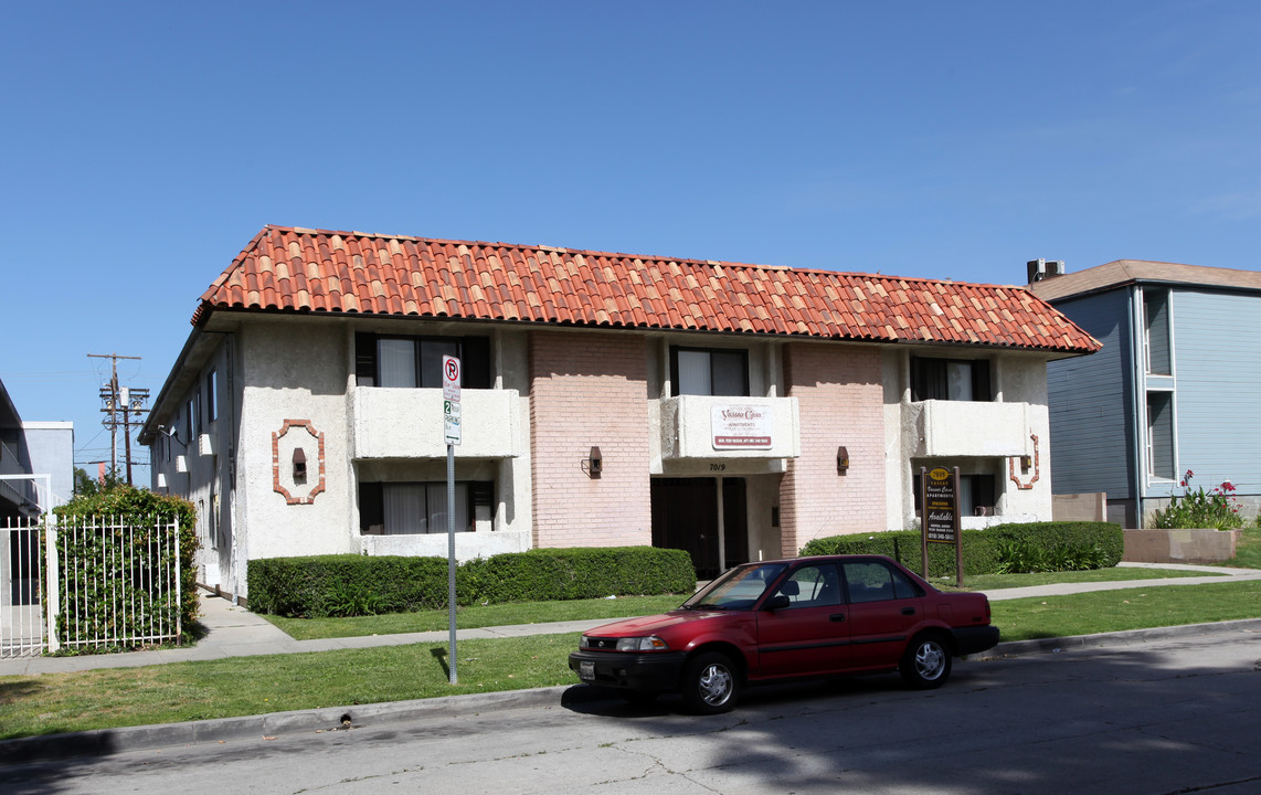 Vassar Casa Apartments in Canoga Park, CA - Building Photo