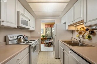 1655 NW Lakeway Ln in Beaverton, OR - Foto de edificio - Building Photo