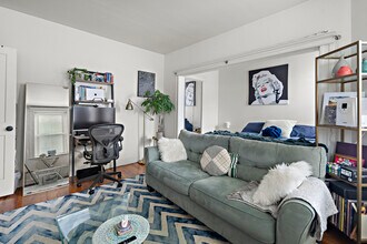 1677 Commonwealth Ave, Unit 18 in Boston, MA - Building Photo - Building Photo
