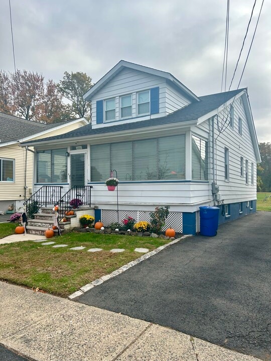 19 Rose Ave in Springfield, NJ - Building Photo