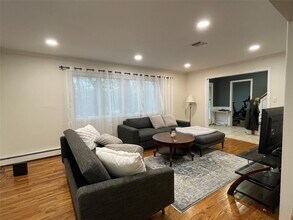 33 Pilgrim Dr in Port Jefferson, NY - Building Photo - Building Photo