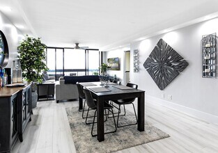 2400 Presidential Way in West Palm Beach, FL - Building Photo - Building Photo