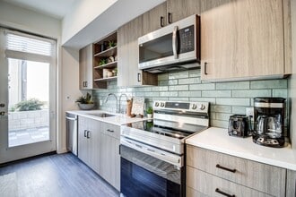 Centro Callan in San Leandro, CA - Foto de edificio - Building Photo