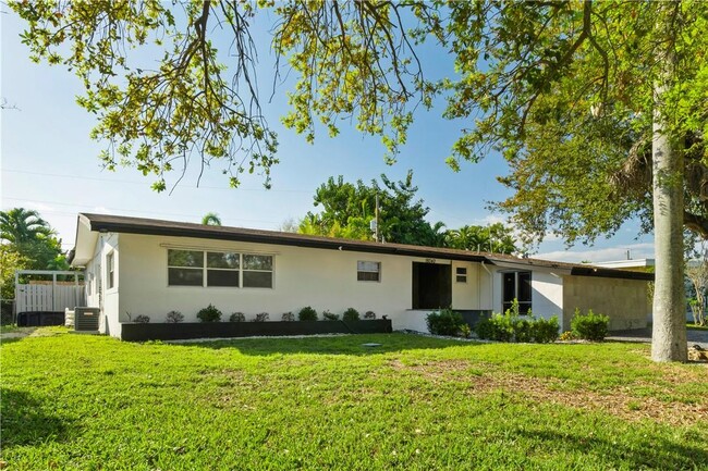 19340 NE 19th Ave in North Miami Beach, FL - Building Photo - Building Photo